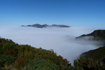 Fototapeta na wymiar Madeira über den Wolken Hochebene