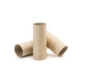 Tubos de cartón de papel higiénico vacíos sobre fondo blanco aislado. Vista de frente. Copy space