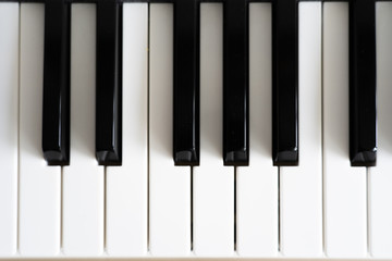 Naklejka premium Black-and-white keys of a piano, top view