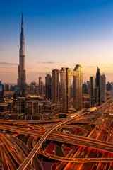 Rolgordijnen Het uitzicht op de skyline van Dubai met Burj Khalifa en Sheikh Zayed road in de schemering, VAE © Elena Ermakova