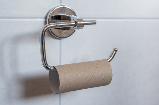 Aufgebrauchter Vorrat an Toilettenpapier durch Hamsterk&auml;ufe und die damit verbundenen Engp&auml;sse im Supermarkt