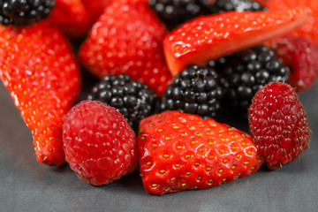 tas de fruits rouges frais (framboises, mures, et fraises)