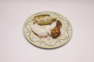 Kurczak z ogórkiem i ryżem. © Rafa