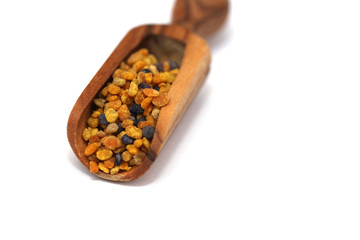 Propolis Bienenpollen Blütenpollen auf einer Gewürzschaufel
