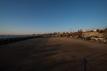 澄んだ空と田舎のグラウンド