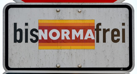 Schild mit der Aufschrift „bis NORMA frei“.