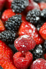 tas de fruits rouges frais (framboises, mures, et fraises)