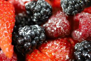 tas de fruits rouges frais (framboises, mures, et fraises)