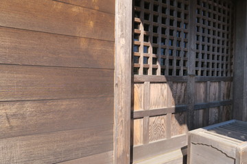 社拝殿の格子戸と板壁