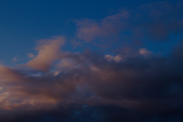 Fototapeta na wymiar Wolken, Sonnenunteargang, Wolken leuchten im Lich vom Sonnenuntergang