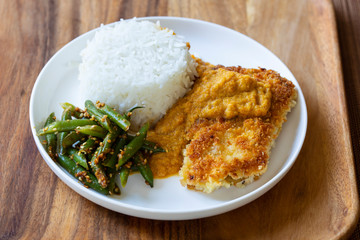 Chicken with katsu curry, rice, and green beans