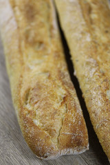 baguette de pain sur un fond en bois