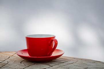 Czerwona filiżanka kawy na białym tle 