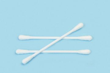 Hisopos de laboratorio sobre fondo celeste aislado. Vista superior. Copy space