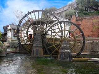 Fototapeta na wymiar The giant water wheels in Lijiang old town