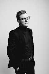Obraz premium A young male journalist with glasses.