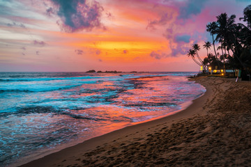 prachtige tropische zonsondergang en strand