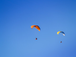 parapentes ciel bleu