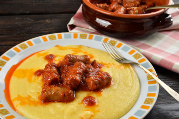 Piatto con polenta e salsiccia