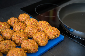 Frikadellen Gemüse Fleisch Paddys Kurkuma beim Anbraten in Teflonpfanne mit Kokosöl