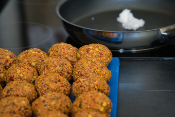 Frikadellen Gemüse Fleisch Paddys Kurkuma beim Anbraten in Teflonpfanne mit Kokosöl