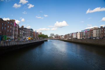 Naklejka premium Widok wzdłuż nabrzeży w Dublinie w Irlandii
