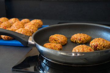 Frikadellen Gemüse Fleisch Paddys Kurkuma beim Anbraten in Teflonpfanne mit Kokosöl