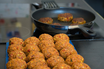 Frikadellen Gemüse Fleisch Paddys Kurkuma beim Anbraten in Teflonpfanne mit Kokosöl