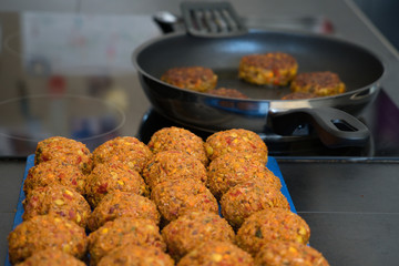 Frikadellen Gemüse Fleisch Paddys Kurkuma beim Anbraten in Teflonpfanne mit Kokosöl