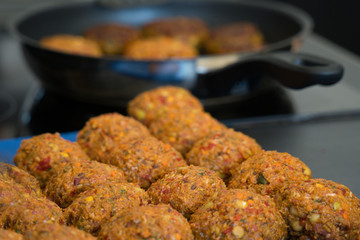 Frikadellen Gemüse Fleisch Paddys Kurkuma beim Anbraten in Teflonpfanne mit Kokosöl