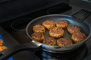 Frikadellen Gemüse Fleisch Paddys Kurkuma beim Anbraten in Teflonpfanne mit Kokosöl