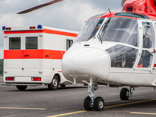 Rettungswagen mit Rettungshelikopter auf dem Flugfeld