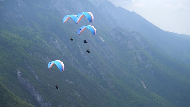 Parapendio in gruppo sul lago di Garda