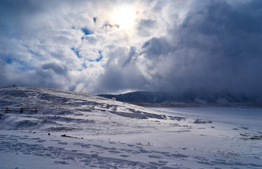 Fototapeta na wymiar 雪に覆われた冬の阿蘇山・草千里。