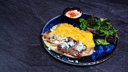 Beef janbon, chedar cheese, onion and fresh salad