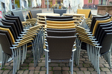 Verlassenes Straßencafé in Freiburg