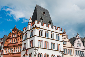 Trier, Hauptmarkt, Marktplatz, Petrusbrunnen, St. Gangolf, Kirche, Marktkirche, Brunnen, Marktkreuz, Turm, Stadt, Altstadt, Altstadthäuser, Mosel, Stadtrundgang, Rheinland-Pfalz, Deutschland
