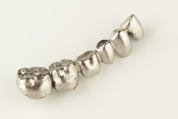 Artificial tooth crown