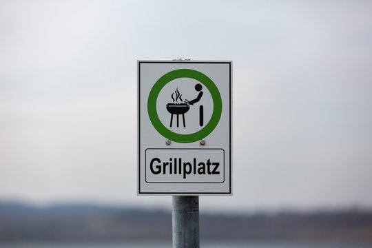 Hinweisschild Grillplatz am Strand