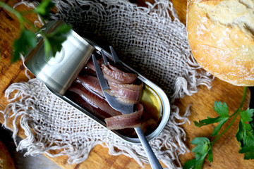 anchovas em azeite numa lata de metal.