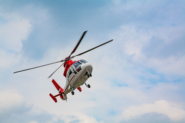 Fototapeta na wymiar Rettungshelikopter im Anflug