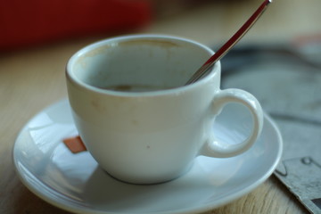 Kaffee, Kaffee trinken, Kaffeetasse, Frau trinkt Kaffee, Café, Kaffeetasse, alte Frau trinkt Kaffee, Genuss, Genuss von Kaffee, Genuss von Tee