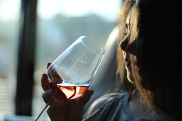 Wein, Roséwein, Glas, Weinglas, Frau, die Wein trinkt, Alkohol, Feier, besondere Nacht, Romantik,...
