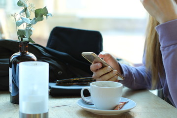 Kaffee, Kaffee trinken, Kaffeetasse, Frau trinkt Kaffee, Café, Kaffeetasse, alte Frau trinkt Kaffee, Genuss, Genuss von Kaffee, Genuss von Tee