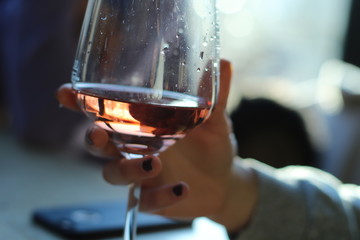 Wein, Roséwein, Glas, Weinglas, Frau, die Wein trinkt, Alkohol, Feier, besondere Nacht, Romantik,...