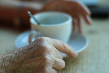 Kaffee, Kaffee trinken, Kaffeetasse, Frau trinkt Kaffee, Café, Kaffeetasse, alte Frau trinkt Kaffee, Genuss, Genuss von Kaffee, Genuss von Tee