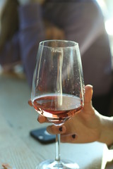 Wein, Roséwein, Glas, Weinglas, Frau, die Wein trinkt, Alkohol, Feier, besondere Nacht, Romantik, Abendessen, romantisches Essen