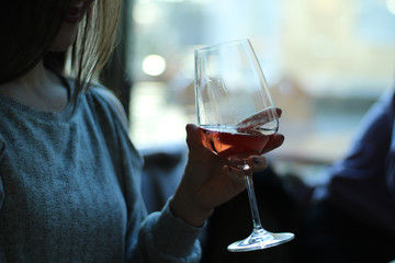 Rotwein und Weinglas