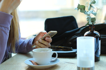 Kaffee, Kaffee trinken, Kaffeetasse, Frau Kaffee trinken, Café, Kaffeetasse, alte Frau Kaffee...