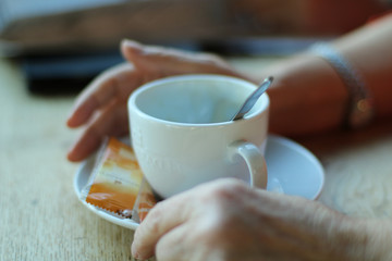 Obraz na płótnie Canvas Kaffee, Kaffee trinken, Kaffeetasse, Frau Kaffee trinken, Café, Kaffeetasse, alte Frau Kaffee trinken, genießen, Kaffee genießen, Tee genießen